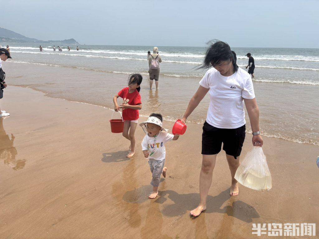海風、美景、帳篷、美食，石老人沙灘熱鬧非凡