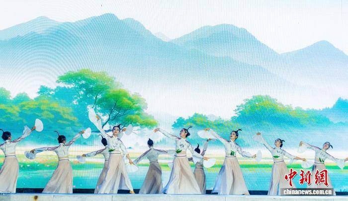中俄舞蹈團隊邊城競技“狂舞大賽”