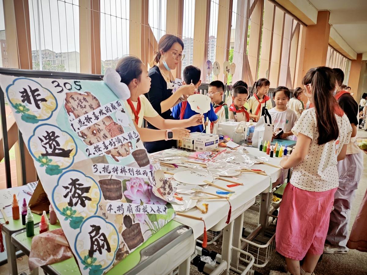 自己畫銀票、自己擺攤賣！武漢這屆小學生，已經在校園裡“創業”了