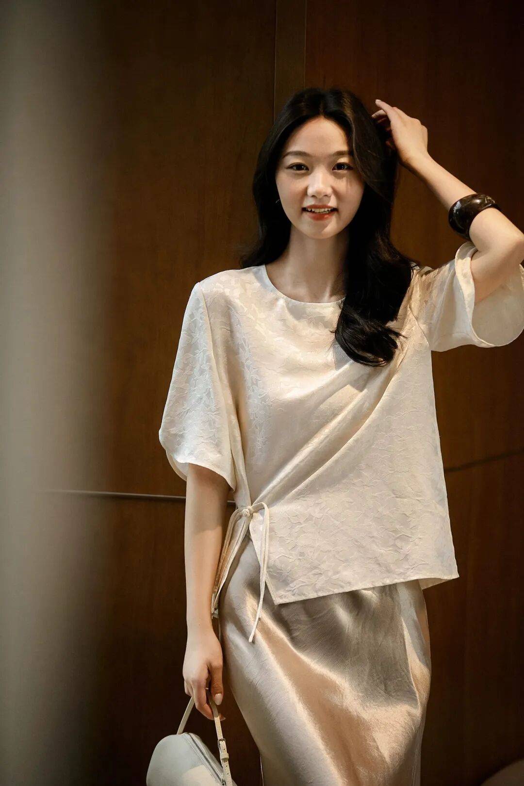 “新中式刺繡上衣”很時髦，貴氣從骨子裡透出來