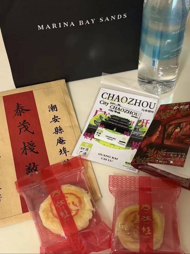 在“阿嬤”新加坡首映現場，留學生收到禮包