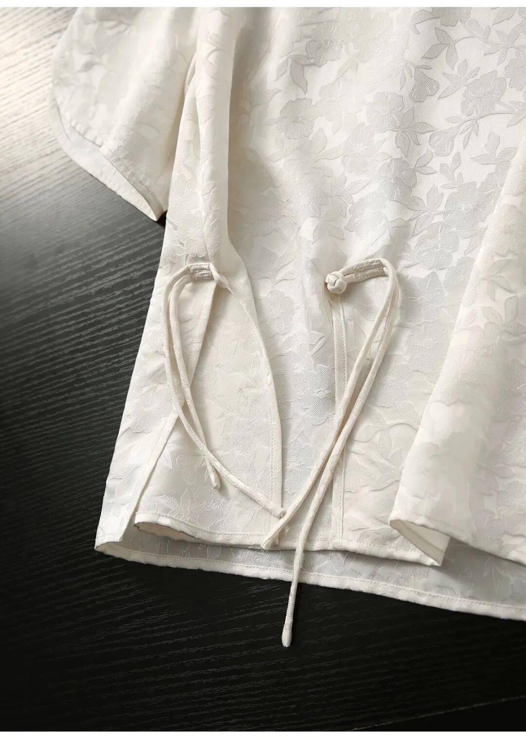 “新中式刺繡上衣”很時髦，貴氣從骨子裡透出來