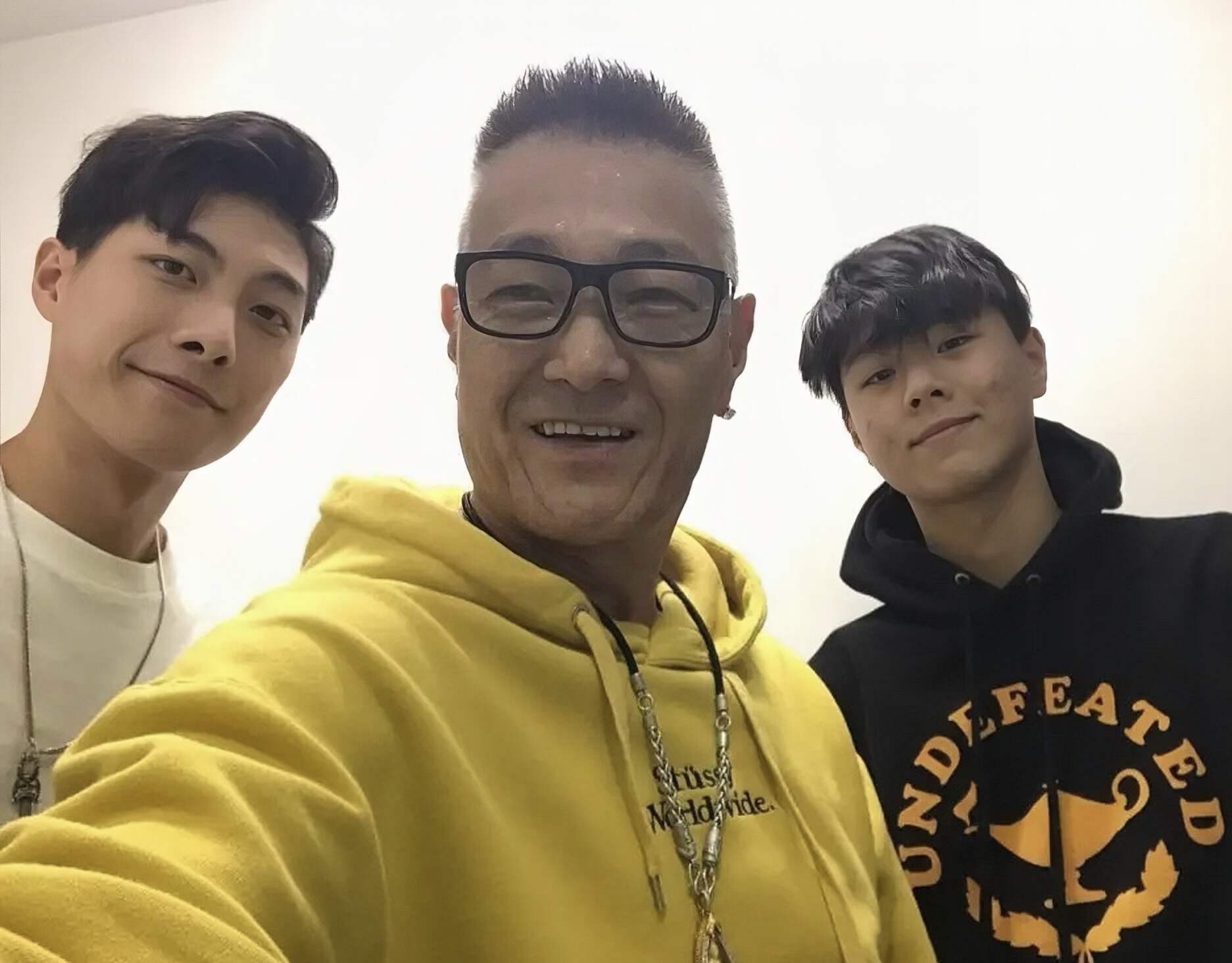 香港知名演員花光積蓄，送倆兒子出國留學，前妻因抑鬱燒炭自殺