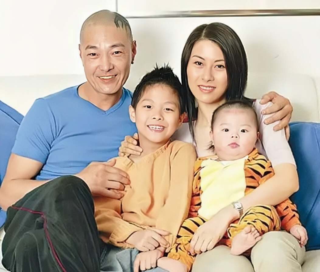 香港知名演員花光積蓄，送倆兒子出國留學，前妻因抑鬱燒炭自殺
