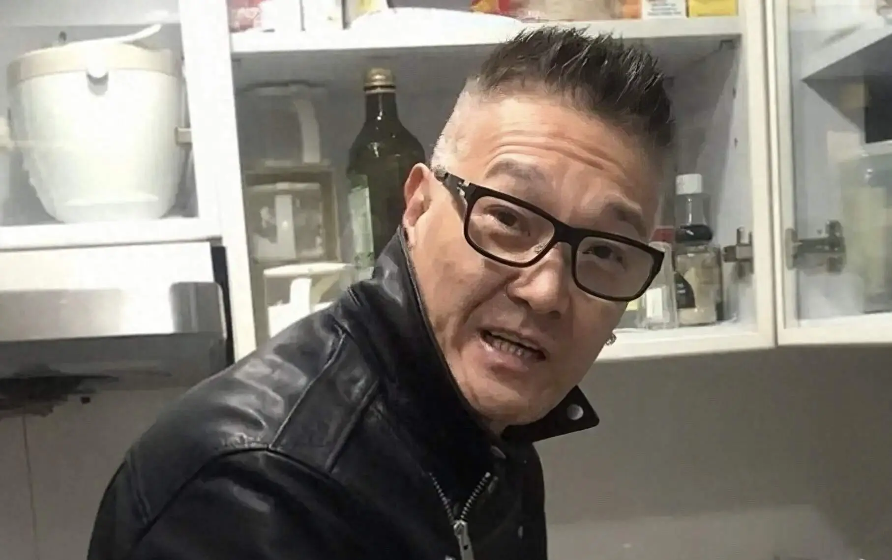 香港知名演員花光積蓄，送倆兒子出國留學，前妻因抑鬱燒炭自殺