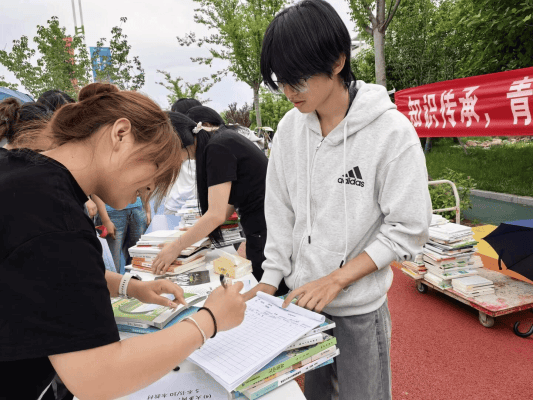 原創山東商務職業學院舉辦“知識傳承，青春續航”畢業季圖書置換活動
