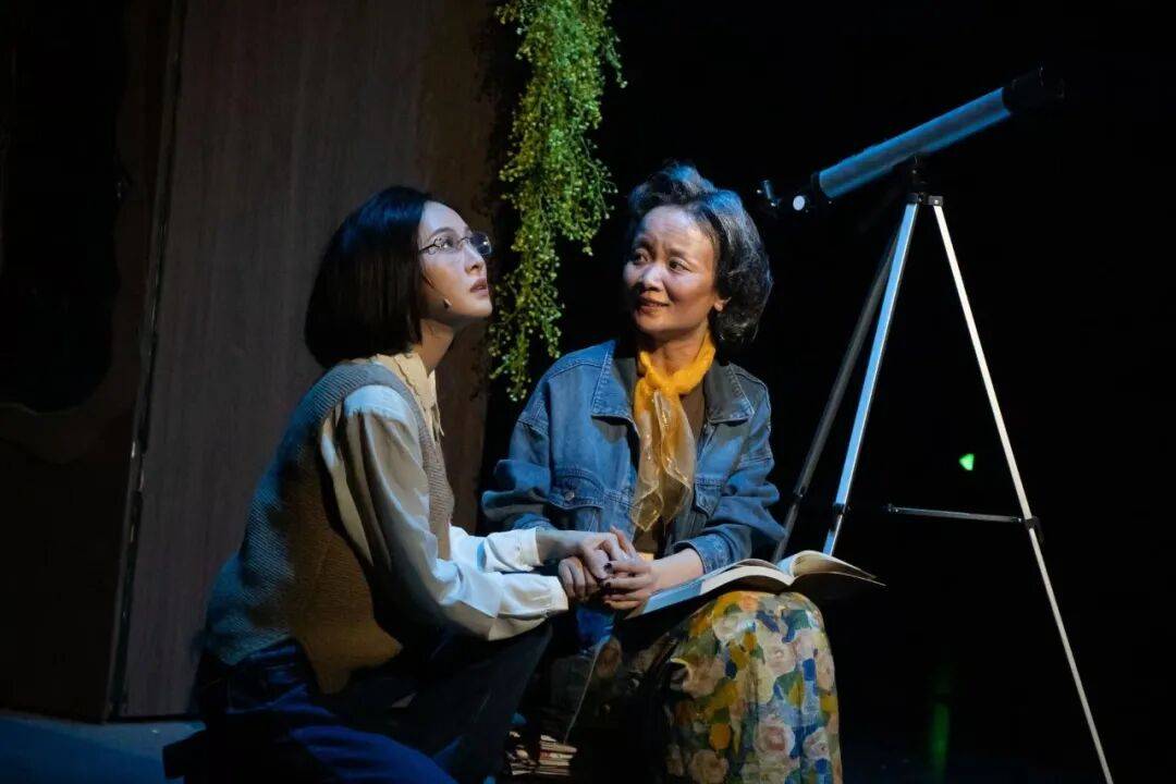 七十歲，為自己而活 | 重慶女性題材話劇《一個獨居女人的三本書》首登北京