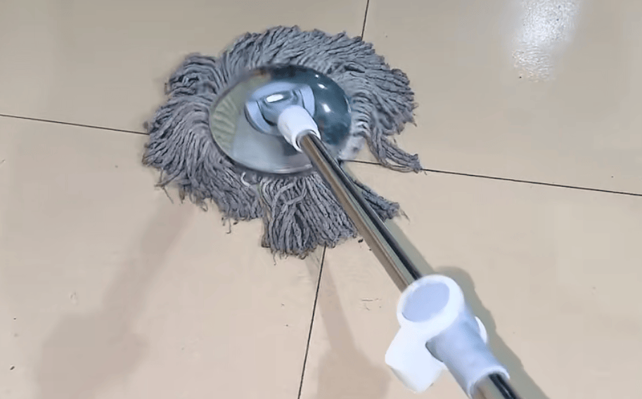 拖地總有一股腥臭味？別隻用清水拖！水裡加一勺“它”，地板亮堂還沒味