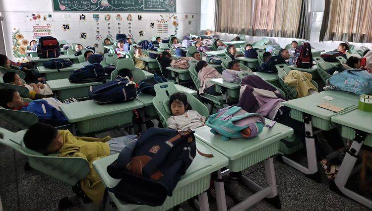 村小孩子也能躺著午休了！綦江這所小學添置237套“午休神器”