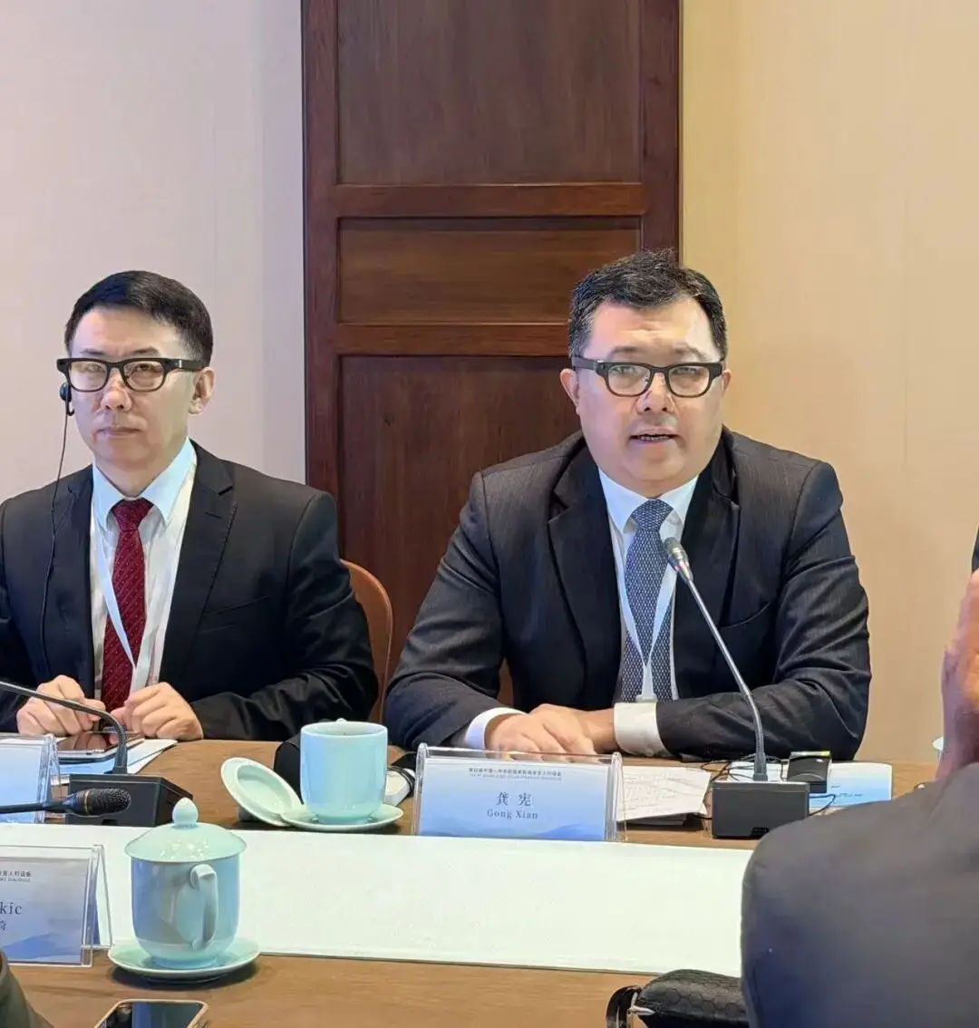 龔憲：這款眼鏡，正在顯示我的講稿