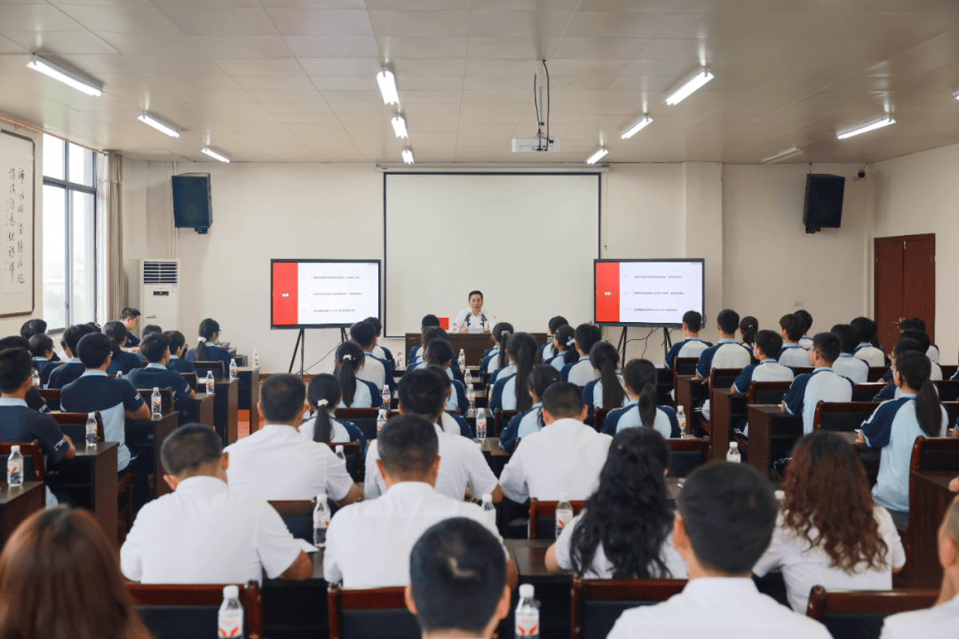 陳燦到詩鄉中學講授思政課