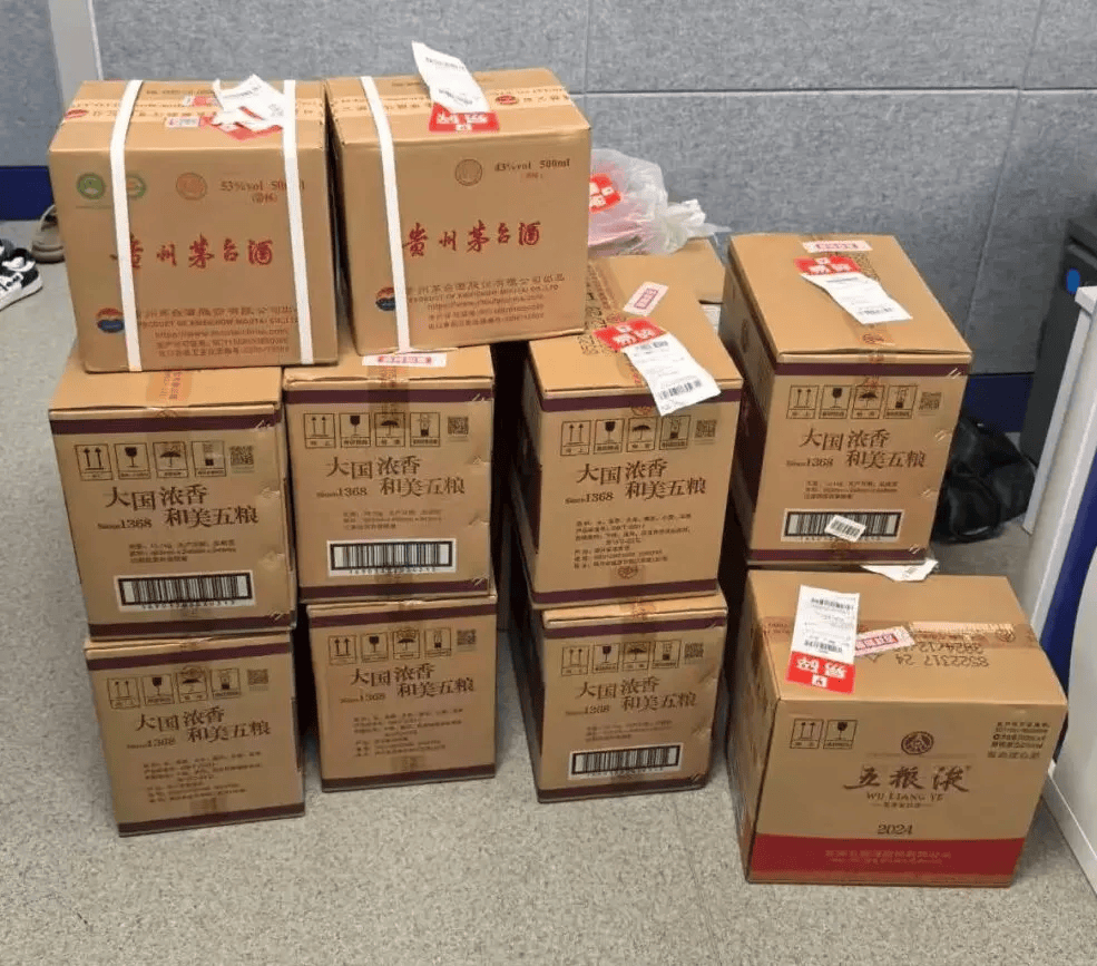 夫妻簽收15箱茅臺五糧液！不驗貨不清點，快遞員這個舉動立大功