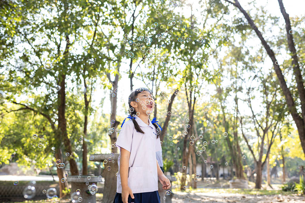 原創送孩子出國讀小學 中產父母辭職賣房當藍領