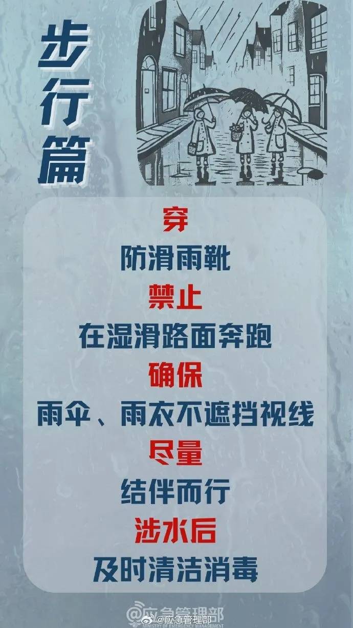 昆明一小區新業主搬家，把車開進了池塘