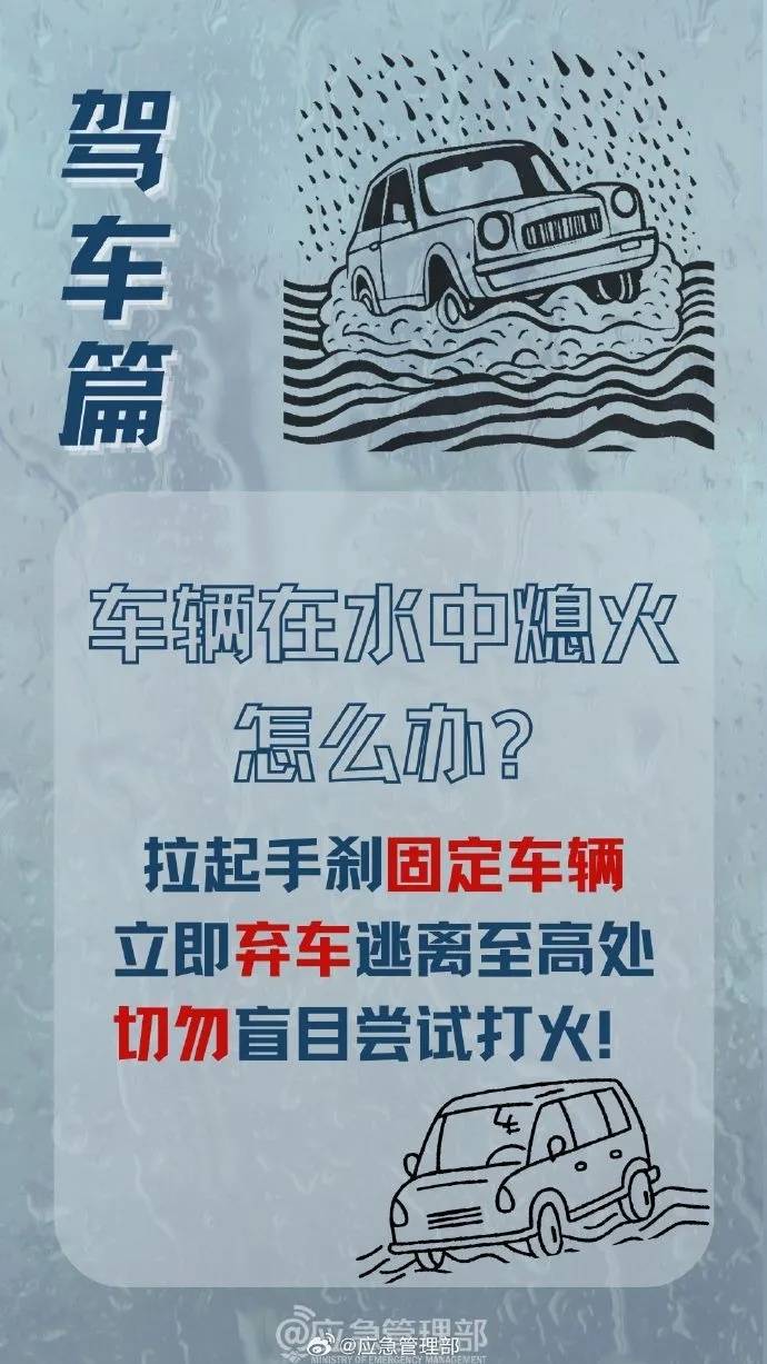 昆明一小區新業主搬家，把車開進了池塘