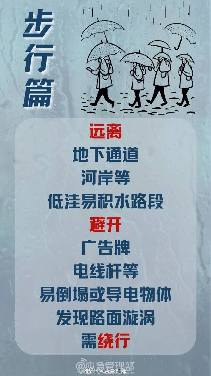 昆明一小區新業主搬家，把車開進了池塘