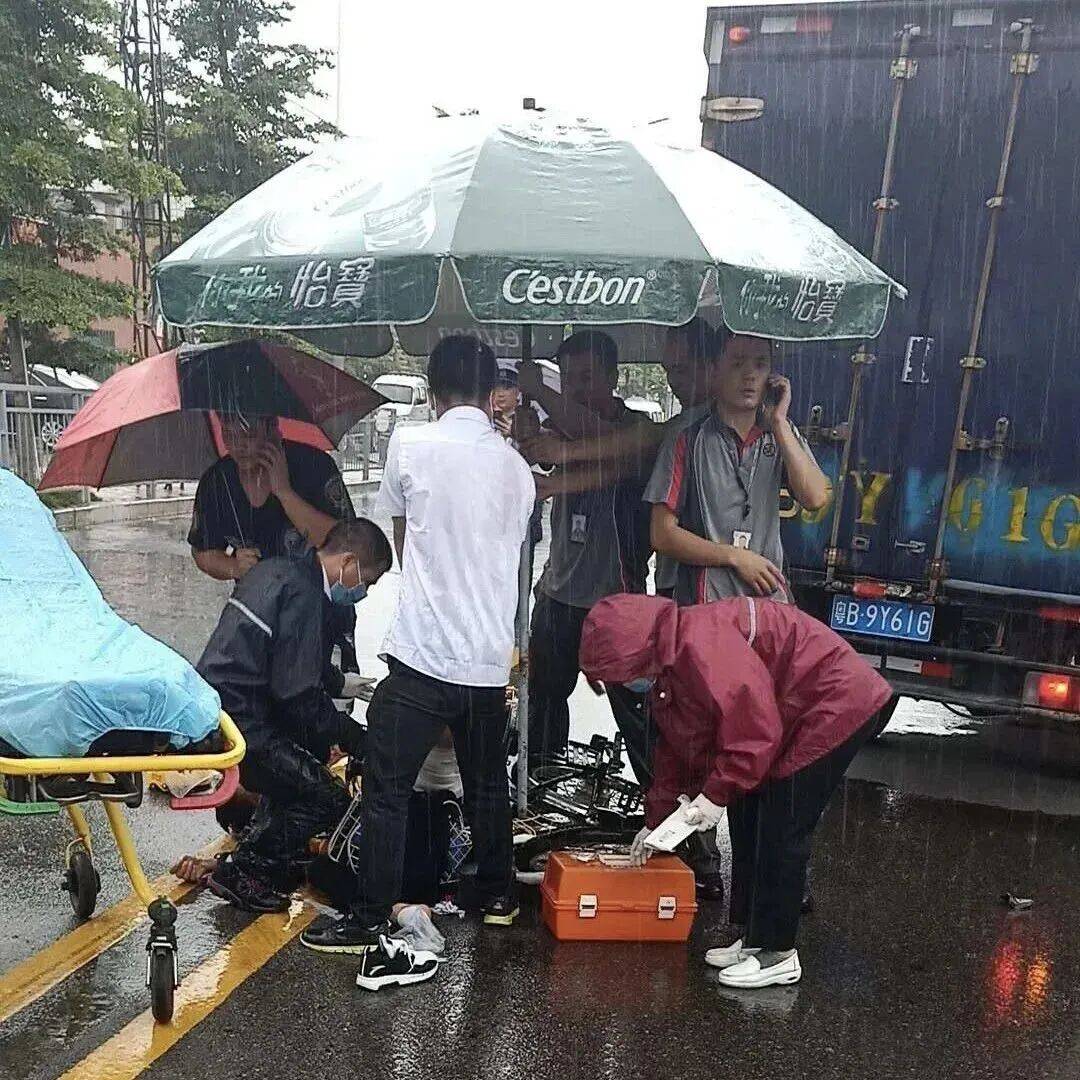 深圳快遞小哥，在人民大會堂領獎