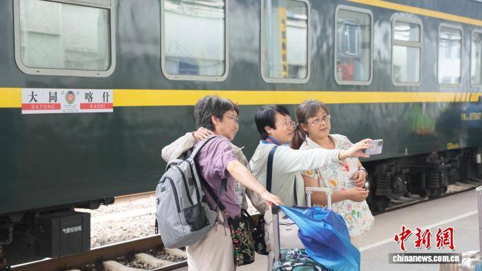 國鐵太原局加密開行旅遊專列 服務暑期銀髮旅遊熱