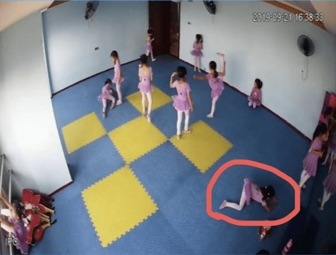 6歲女孩在培訓機構“下腰”導致截癱，法院判賠後老闆夫妻將房產轉移、貸款購入寶馬車上戶在妹妹名下，女孩母親：仍有50餘萬元賠款未執行