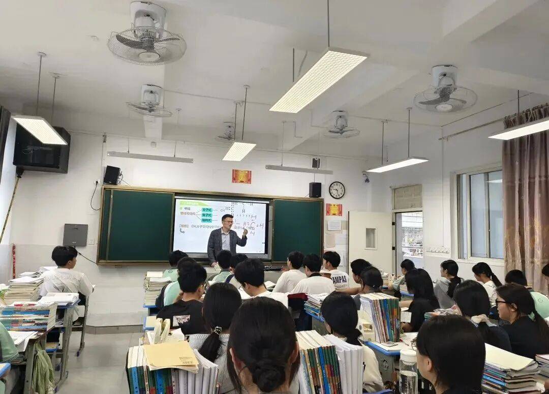 送教交流促成長 校際攜手共提升——尋烏中學赴定南二中開展送教交流活動
