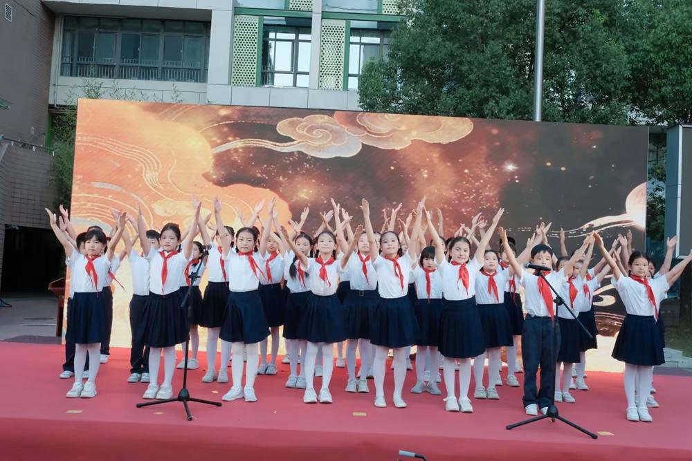 畢業啦 ！二七區長江東路第三小學畢業典禮以科創赴家國理想