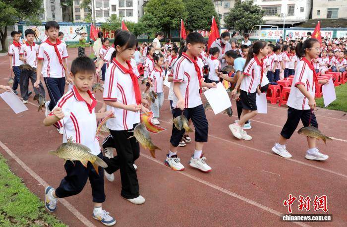 廣西侗鄉一小學期末獎勵“接地氣” 學子喜提豬腳鯉魚