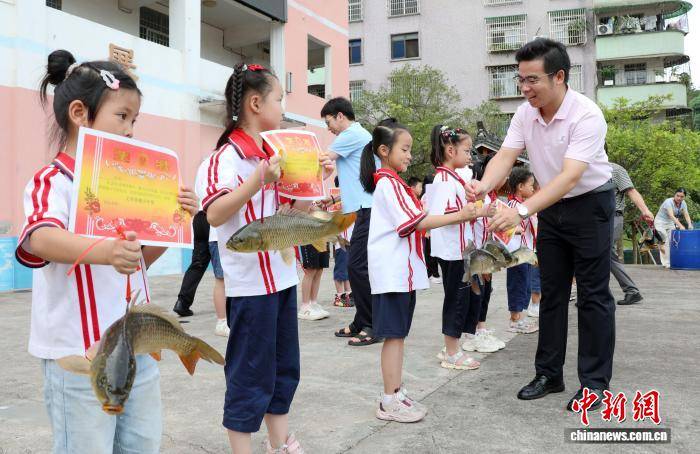 廣西侗鄉一小學期末獎勵“接地氣” 學子喜提豬腳鯉魚