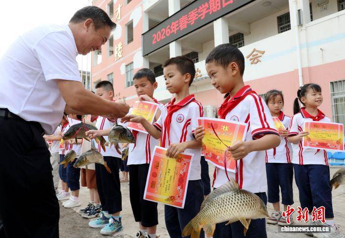 廣西侗鄉一小學期末獎勵“接地氣” 學子喜提豬腳鯉魚