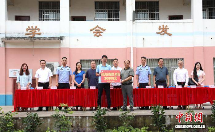 廣西侗鄉一小學期末獎勵“接地氣” 學子喜提豬腳鯉魚