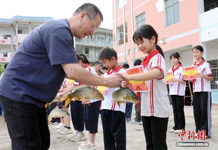廣西侗鄉一小學期末獎勵“接地氣” 學子喜提豬腳鯉魚