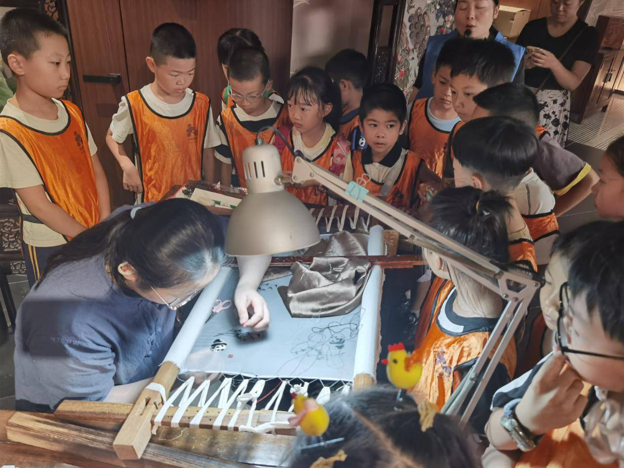 全球唯一“活著”的清代織機前 40名小學生親眼見證“寸錦寸金”