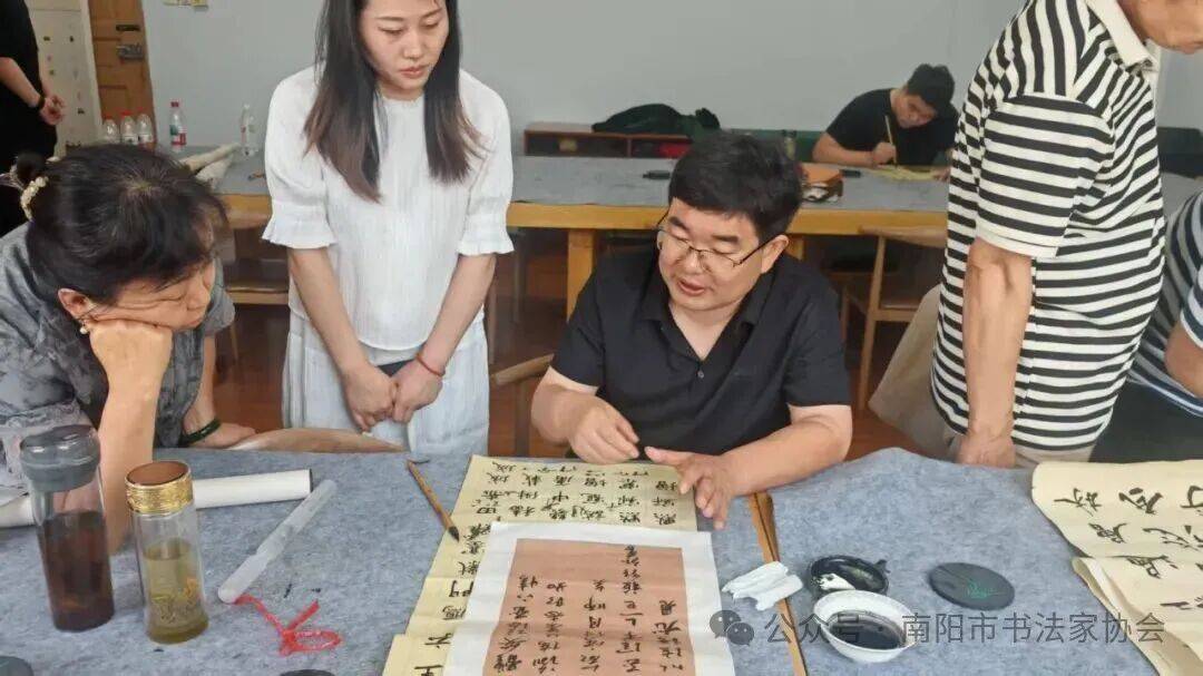 河南第七屆篆刻展南陽點評暨書協週六書法公益輔導活動圓滿舉辦