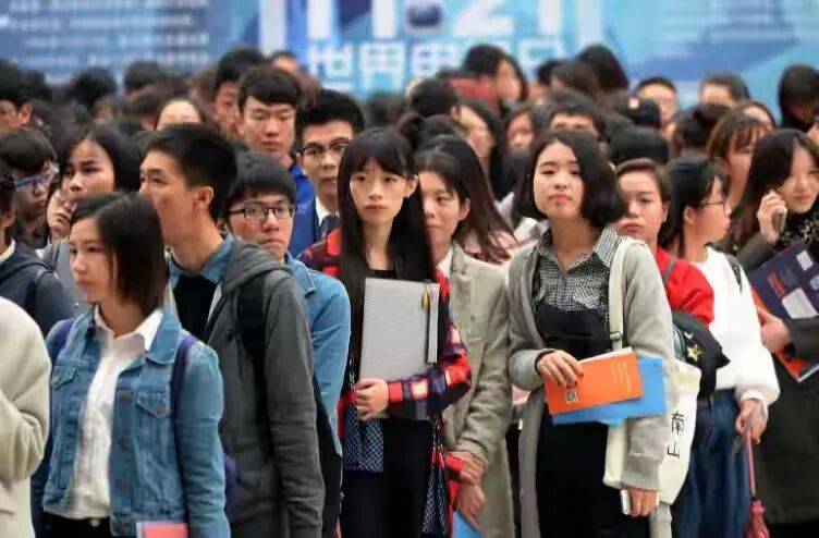 從清純學生到夜場玩物，這條針對女性的黑產，有多可怕？