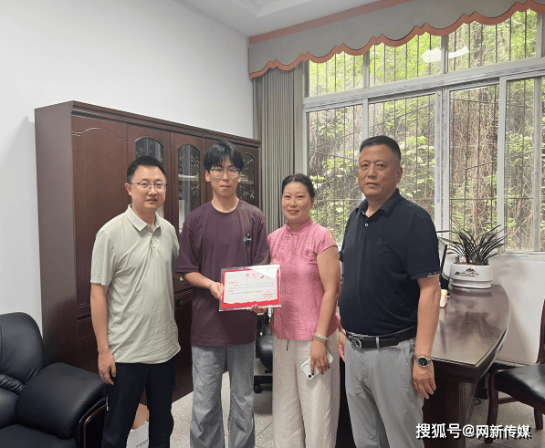 報登門傳佳音  校校攜手育英才——平昌縣職業中學開展為本科上線學子送賀信暨優質生源學校授牌活動