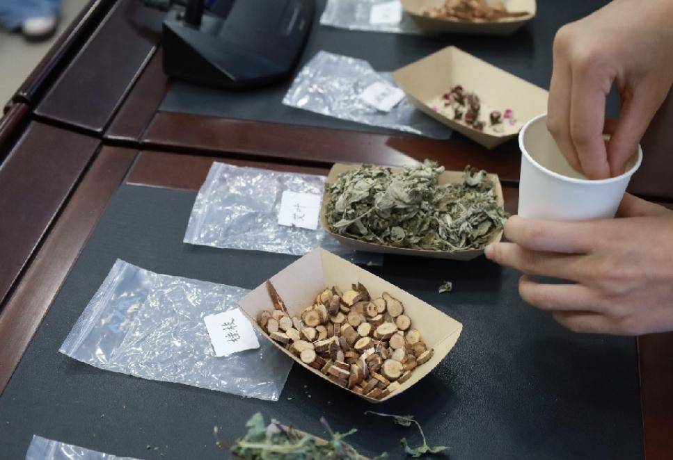 由一顆“蛀牙”開啟的科普課堂：廣藥大醫學研究生把口腔微生態搬進中學教室