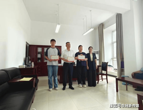 報登門傳佳音  校校攜手育英才——平昌縣職業中學開展為本科上線學子送賀信暨優質生源學校授牌活動