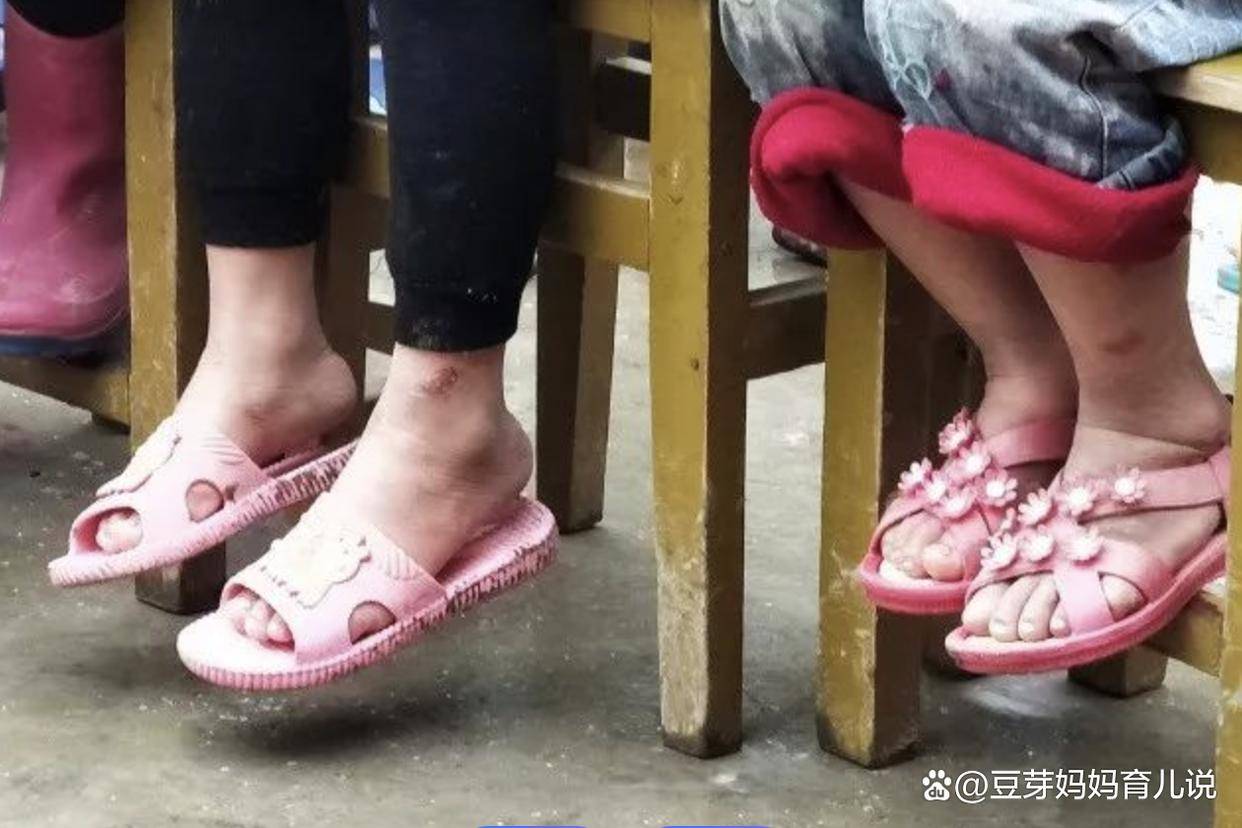 “小學已經沒人穿涼鞋了”，家長不禁疑問：怎麼連裙子也一併消失了