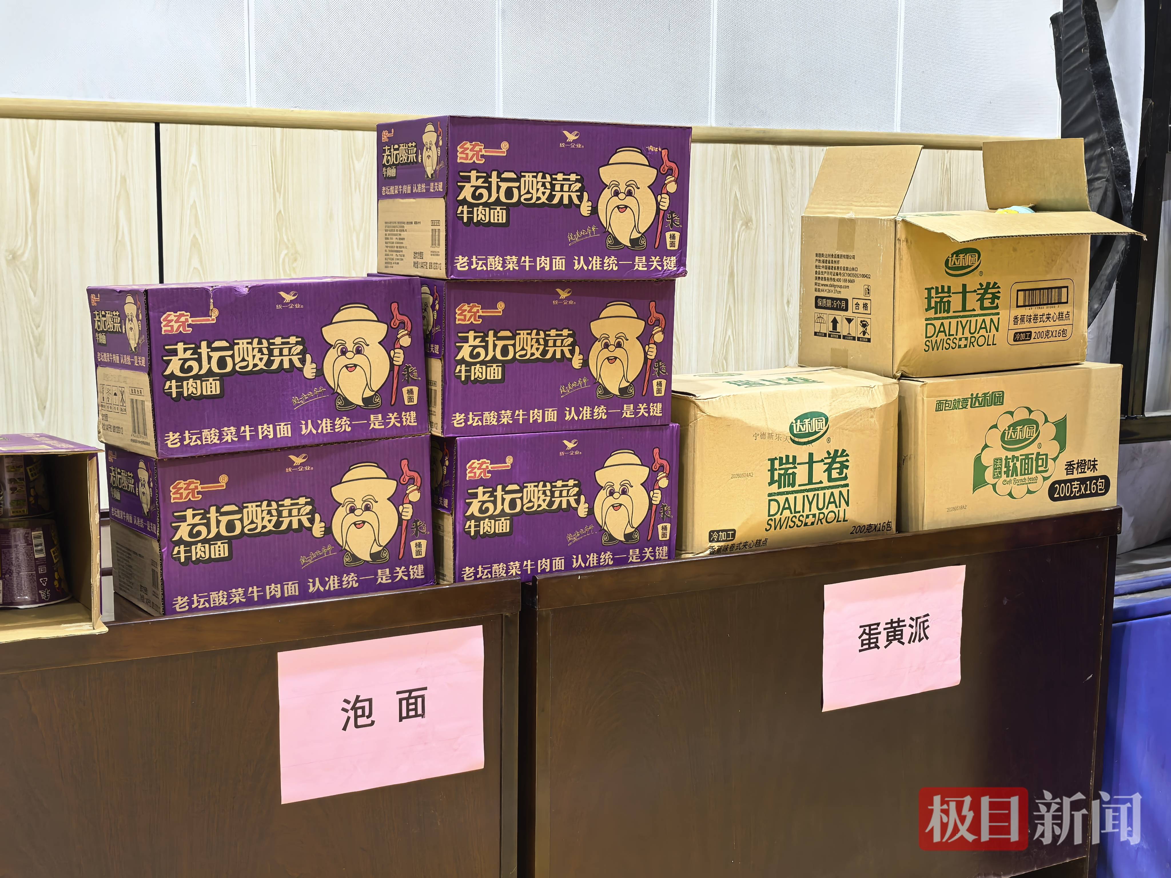 “巴威”即將登陸，福建海邊小鎮中學體育館變安置點，漁民稱“睡得舒服”還拍短影片