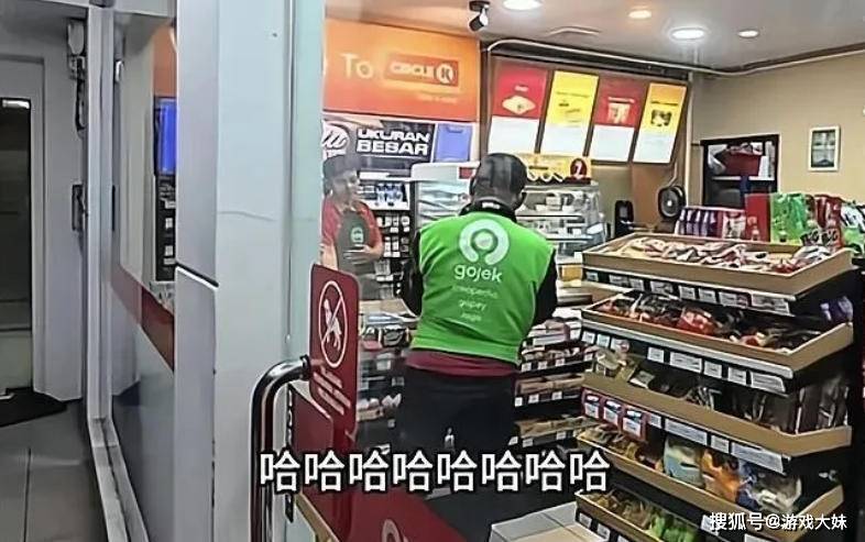 原創中國網紅到國外旅遊，用冥幣戲耍底層百姓，被網友噴為流量毫無底線
