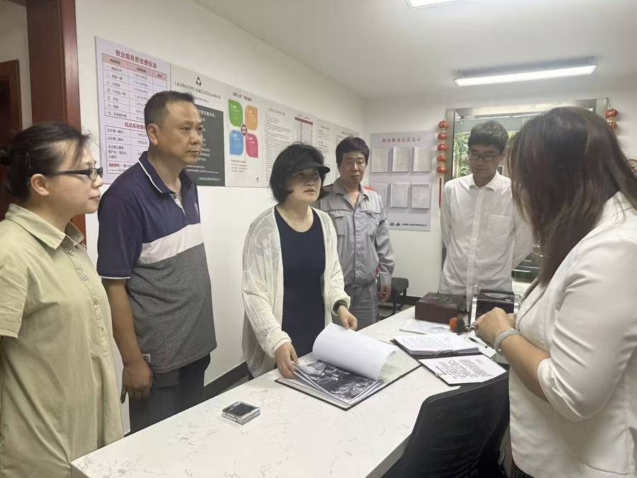 居民高層落地窗因颱風破碎，他們快速處置隱患