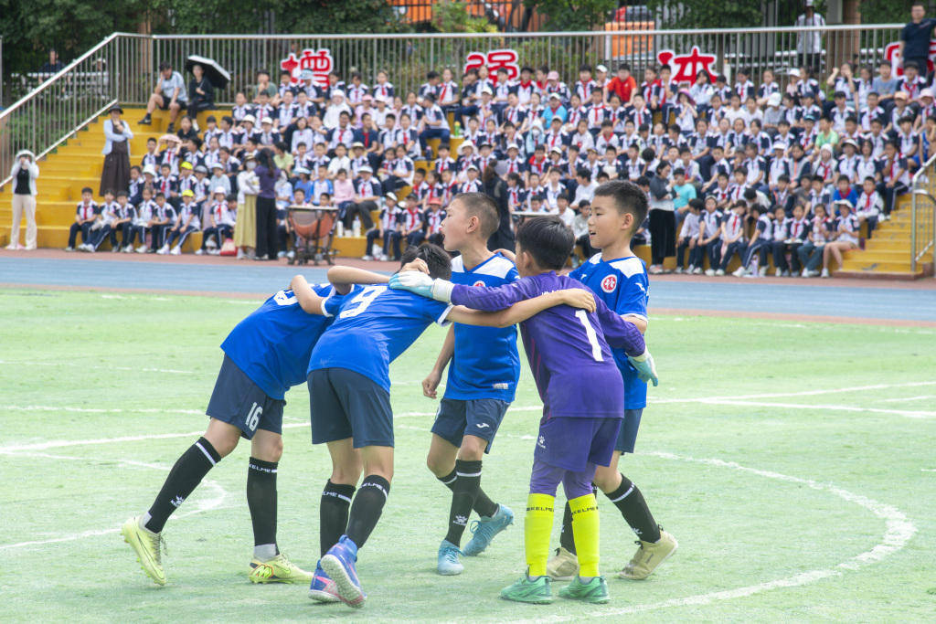 校園足球新勢力④｜把中超“戰術板”搬進小學操場，合肥路小學牽手西海岸青訓，從銅牌到金牌的“三級跳”