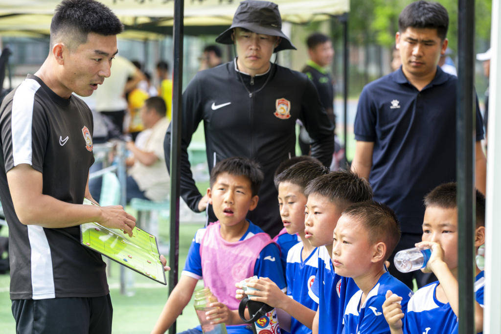 校園足球新勢力④｜把中超“戰術板”搬進小學操場，合肥路小學牽手西海岸青訓，從銅牌到金牌的“三級跳”