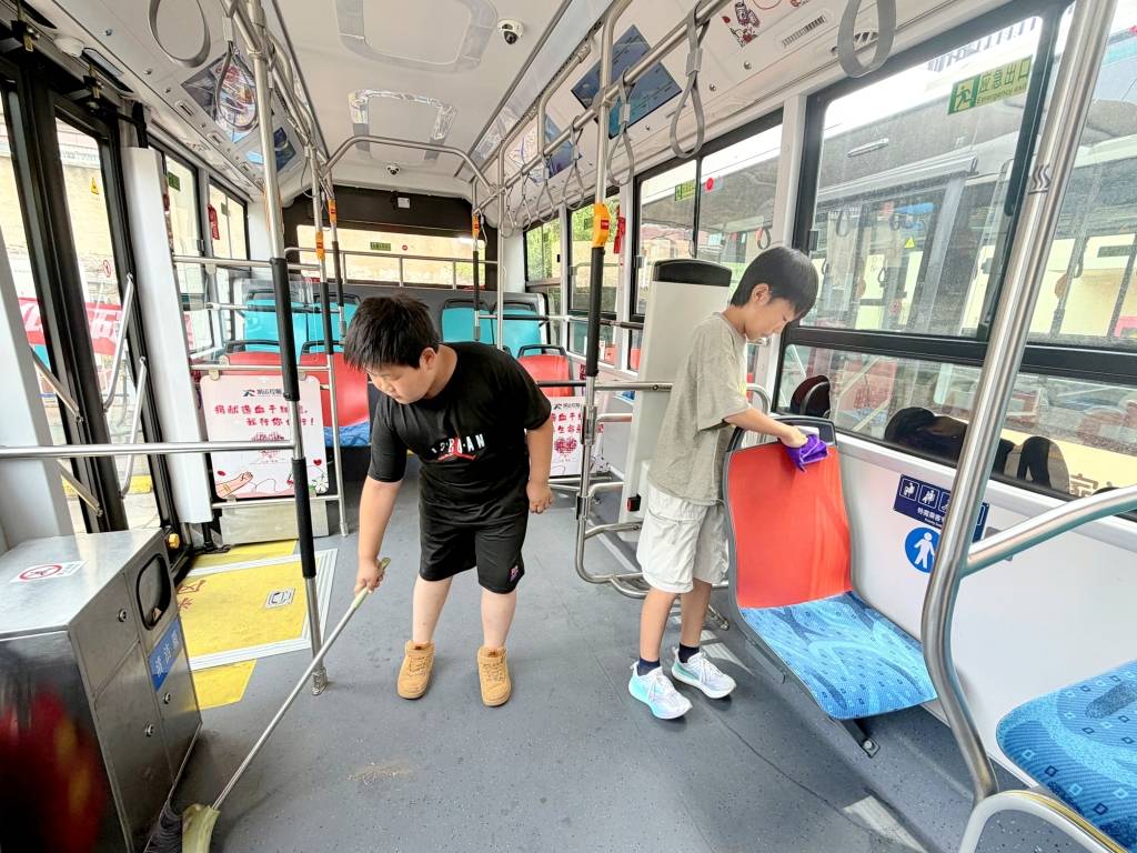 暑假打卡地竟是公交車！青島倆小學生坐公交漫遊城市