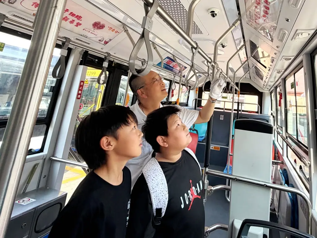 暑假打卡地竟是公交車！青島倆小學生坐公交漫遊城市