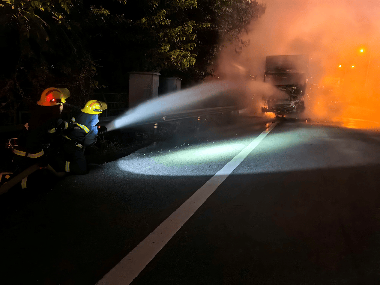 機場高速渣土車深夜起火 長沙消防快速處置