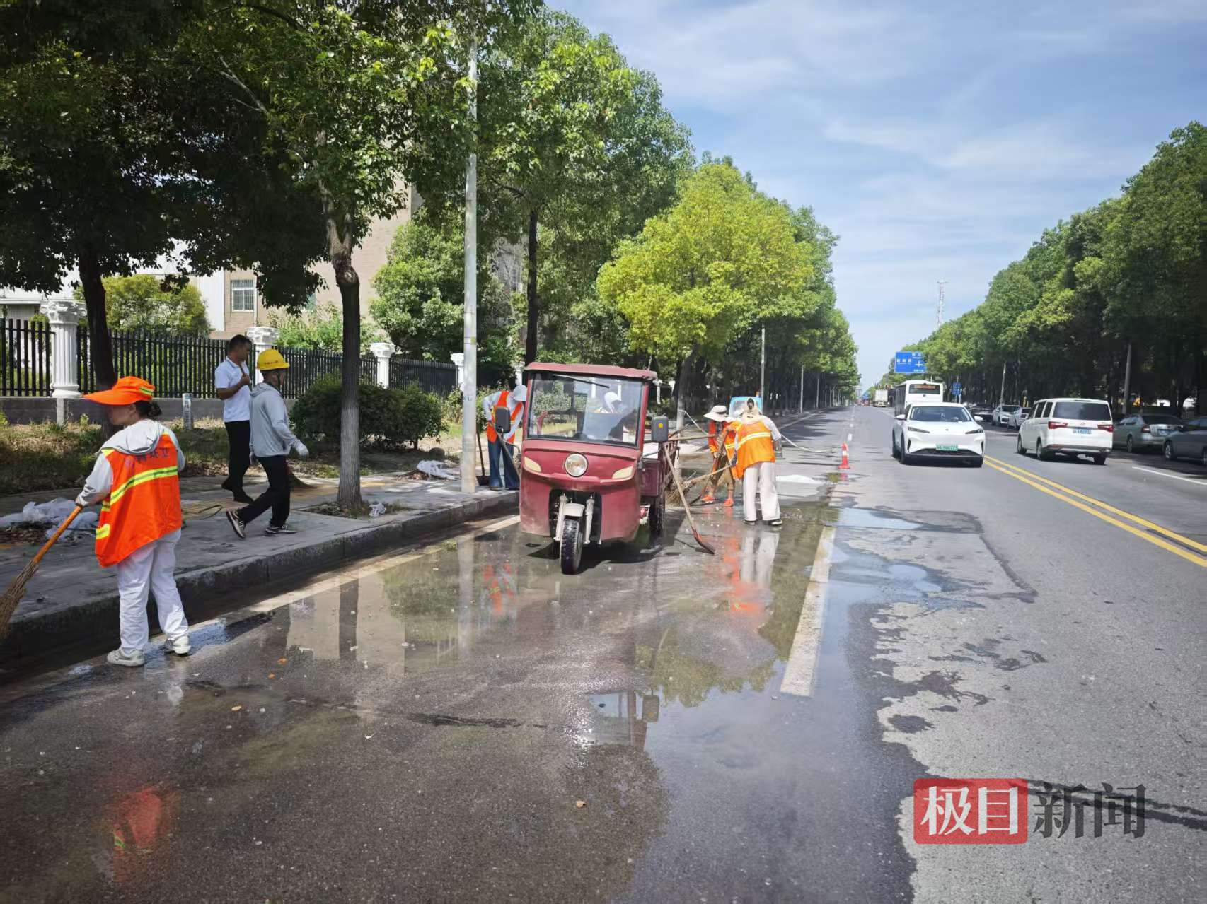 大量碎玻璃散落路面，長青環衛工頂高溫快速恢復路面潔淨與通行