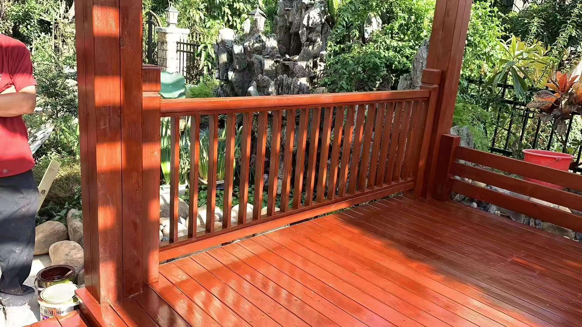 別墅庭院地板藏汙納垢怎麼破？深築防腐木地板工程揭秘