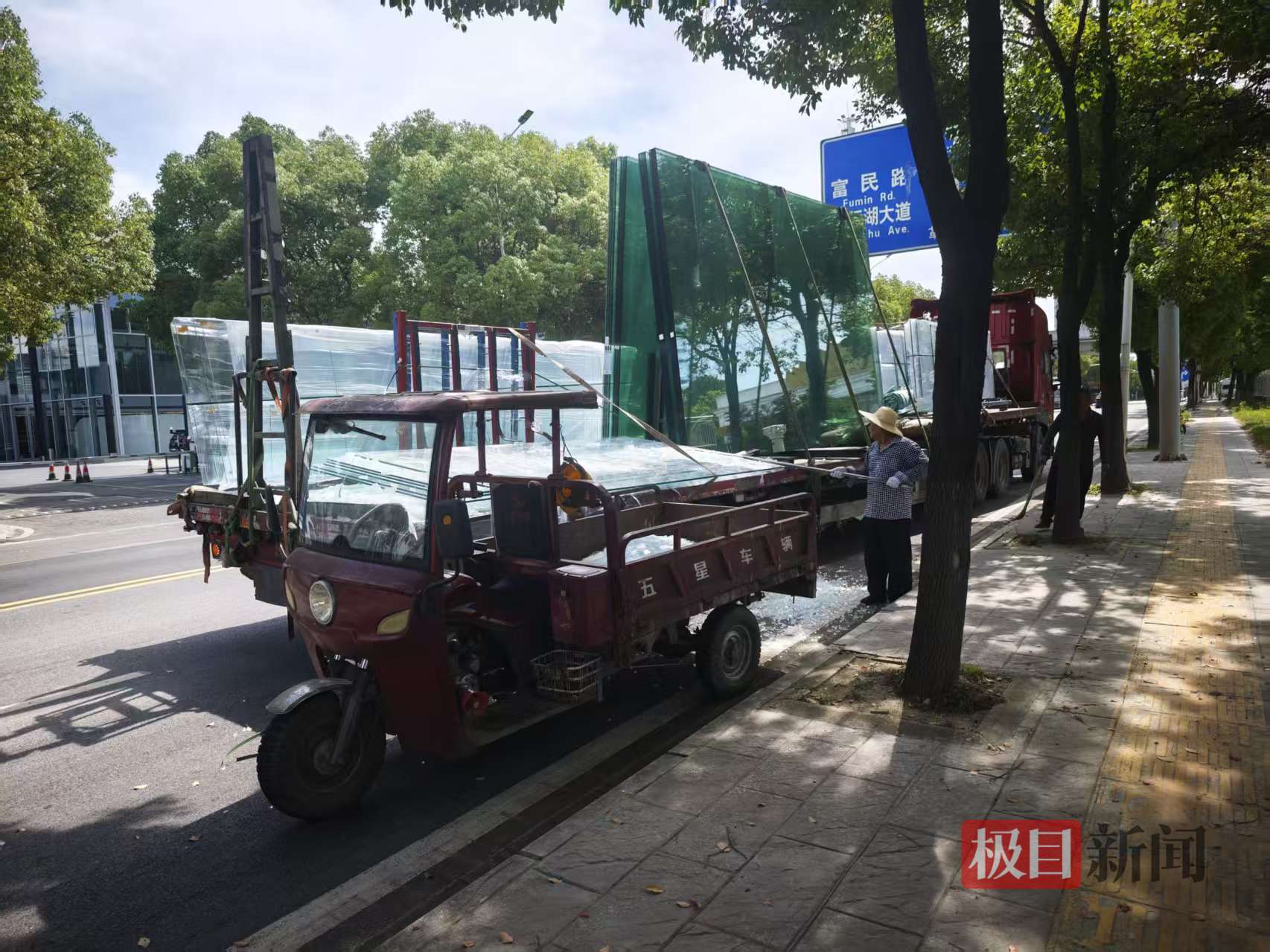 大量碎玻璃散落路面，長青環衛工頂高溫快速恢復路面潔淨與通行