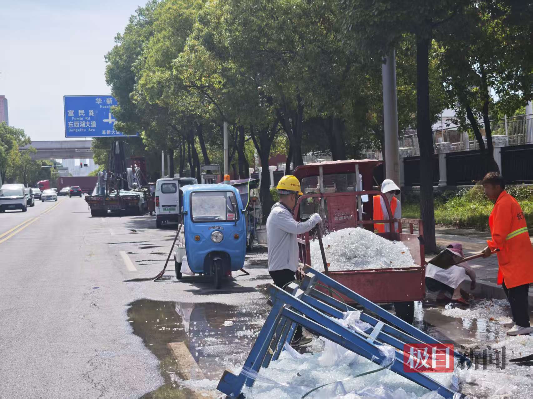 大量碎玻璃散落路面，長青環衛工頂高溫快速恢復路面潔淨與通行