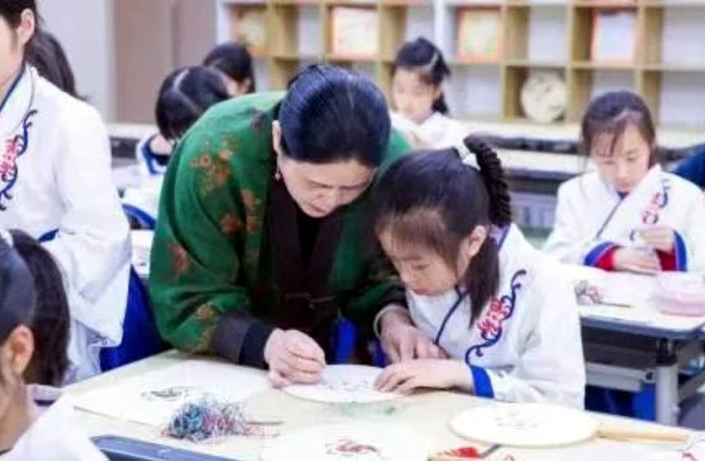 蘇州市平江實驗學校刺繡社團持續開展趣味滿滿的刺繡特色課程